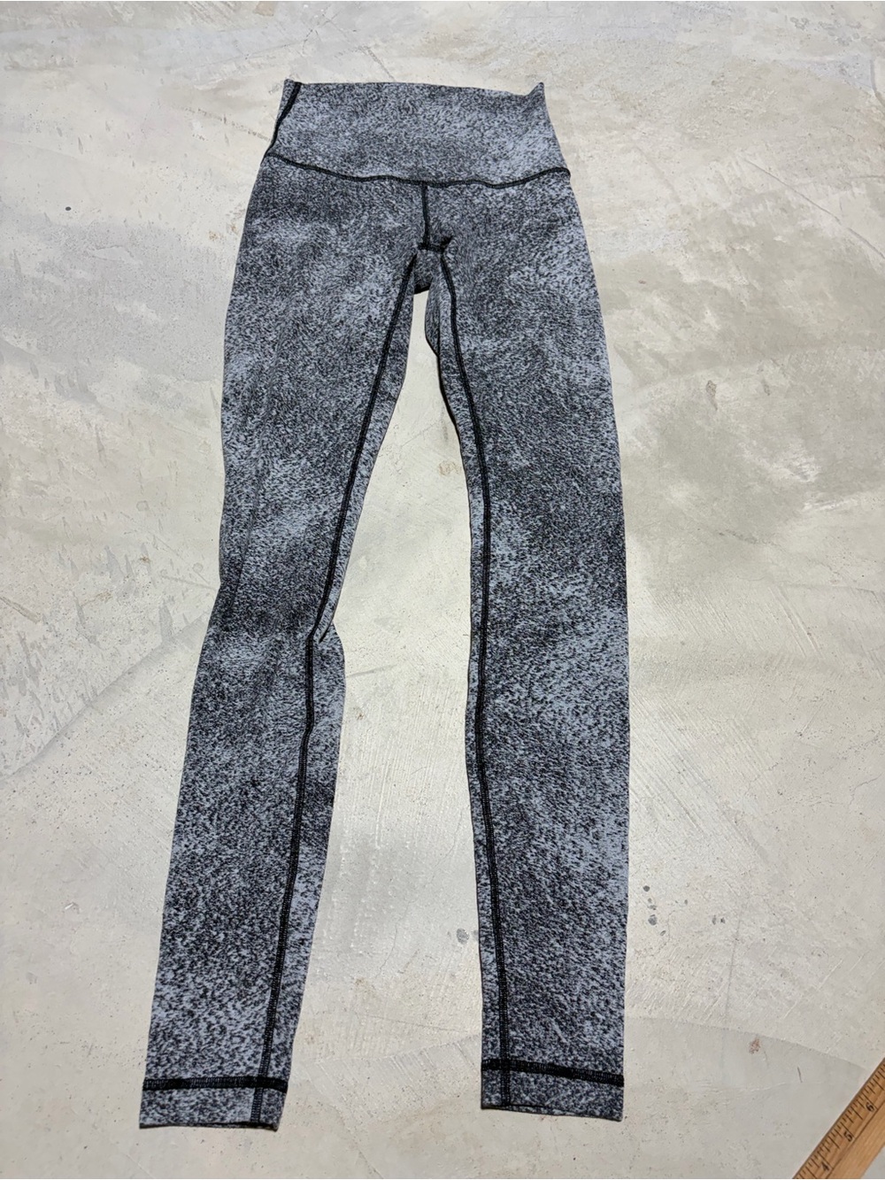 Lululemon gray comfy patterned leggings 6